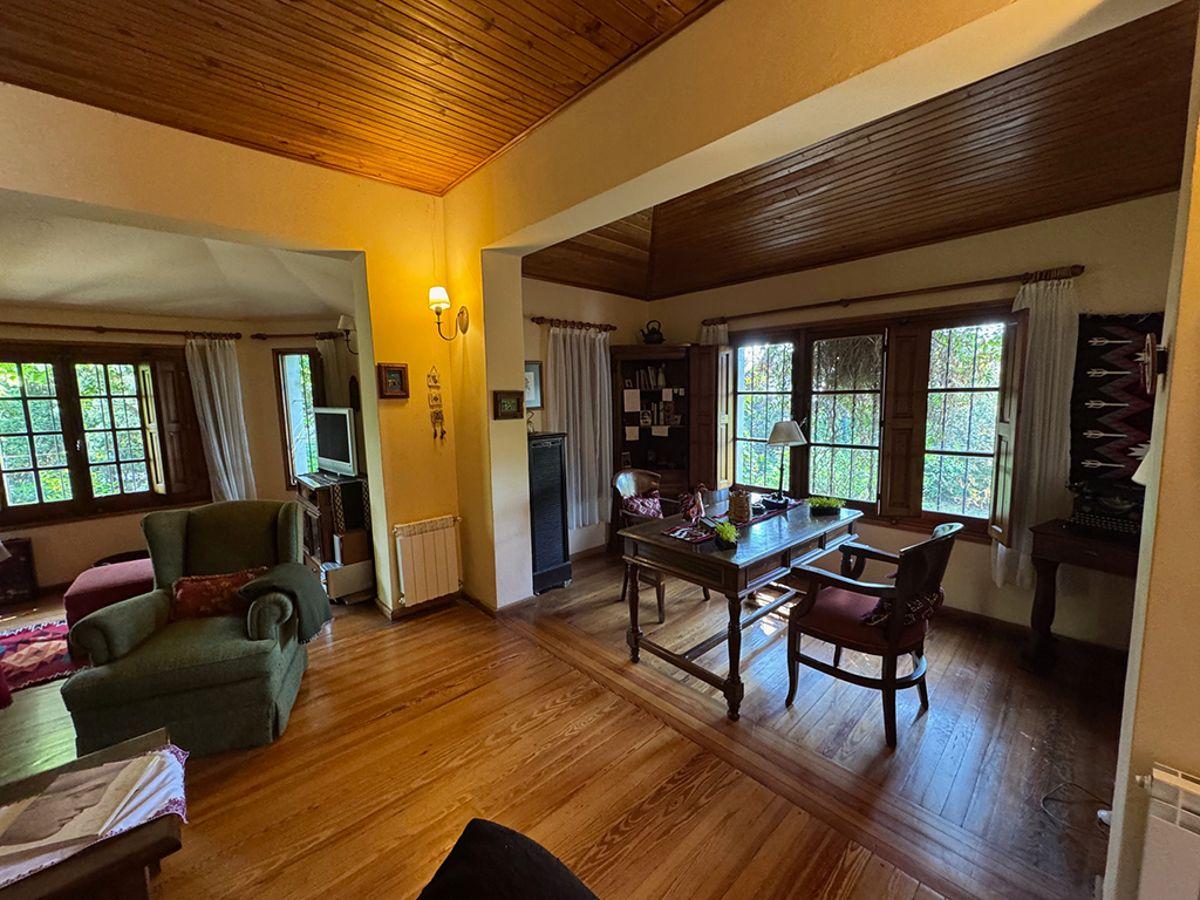Foto de Casa de Estilo en barrio San Jeronimo con casa de Visitas. Impecable!!!, imagen 5