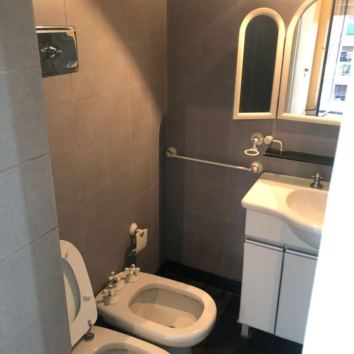 Excelente Cuatro Ambientes con Balcón, Baño y Toilette. Al Frente 2