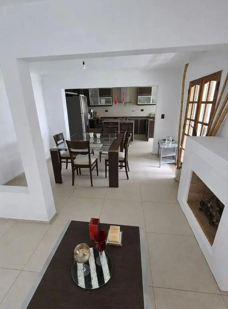 VENTA CASA DE CATEGORÍA 3 DORM EN B° LAS ROSAS 4