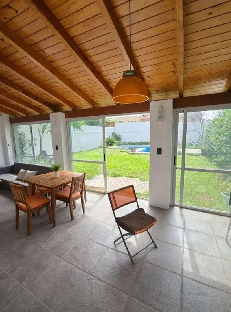 VENTA CASA DE CATEGORÍA 3 DORM EN B° LAS ROSAS 5