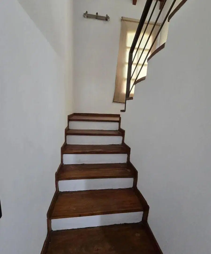 VENTA CASA DE CATEGORÍA 3 DORM EN B° LAS ROSAS 8