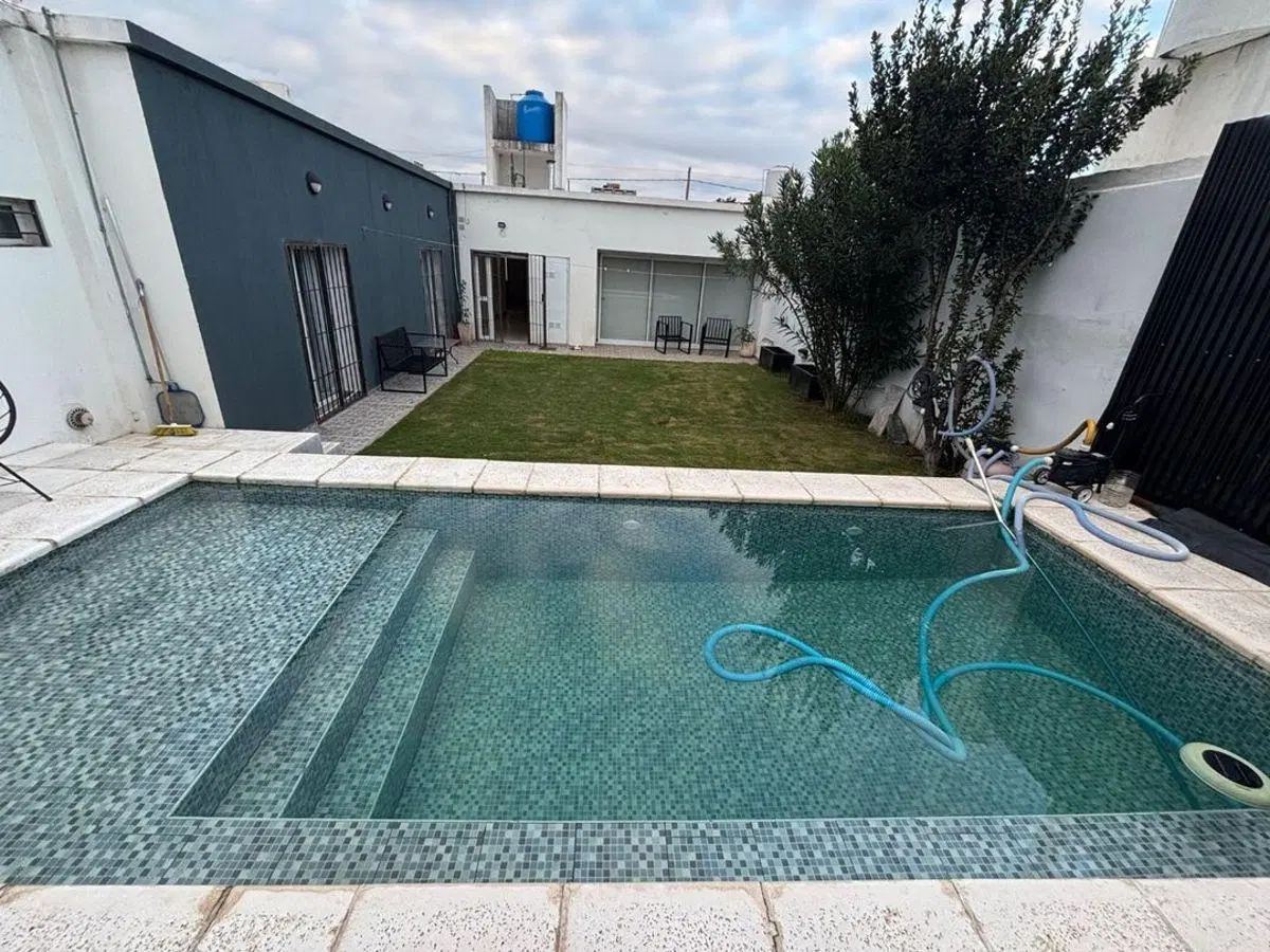 CASA EN VENTA - 2 DORM. CON PILETA Y QUINCHO - TALLERES OESTE 4