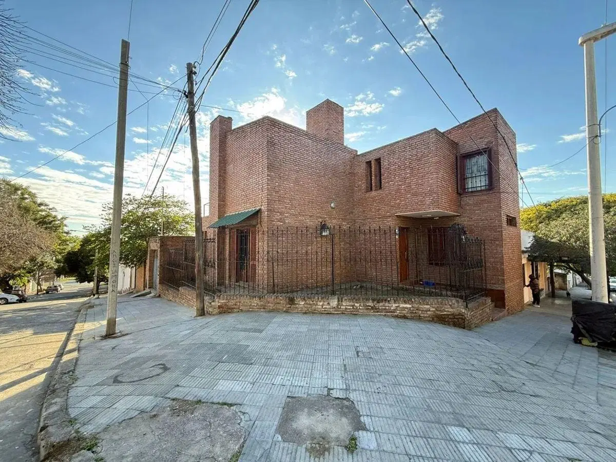 VENTA CASA 4 DORMITORIOS BARRIO SARMIENTO 2