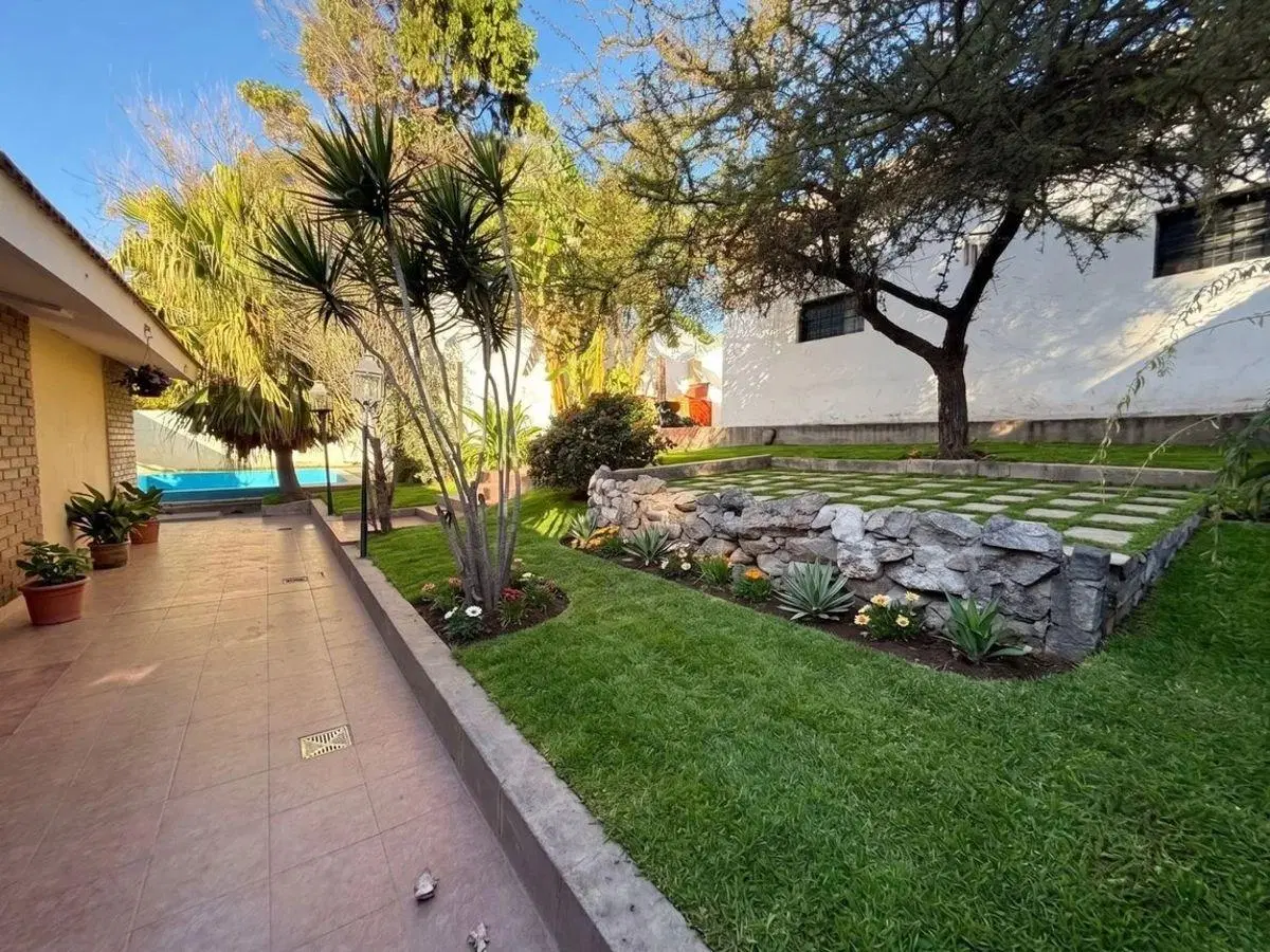 VENTA CASA 4 DORMITORIOS BARRIO SARMIENTO 5