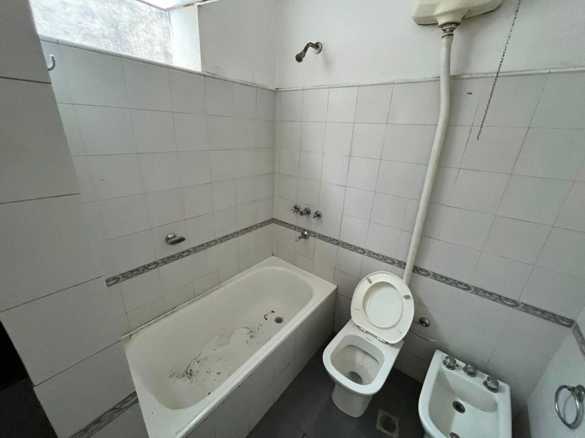 Foto de REMAX VENDE CASA 2 DORM EN BARRIO LAS FLORES, imagen 4