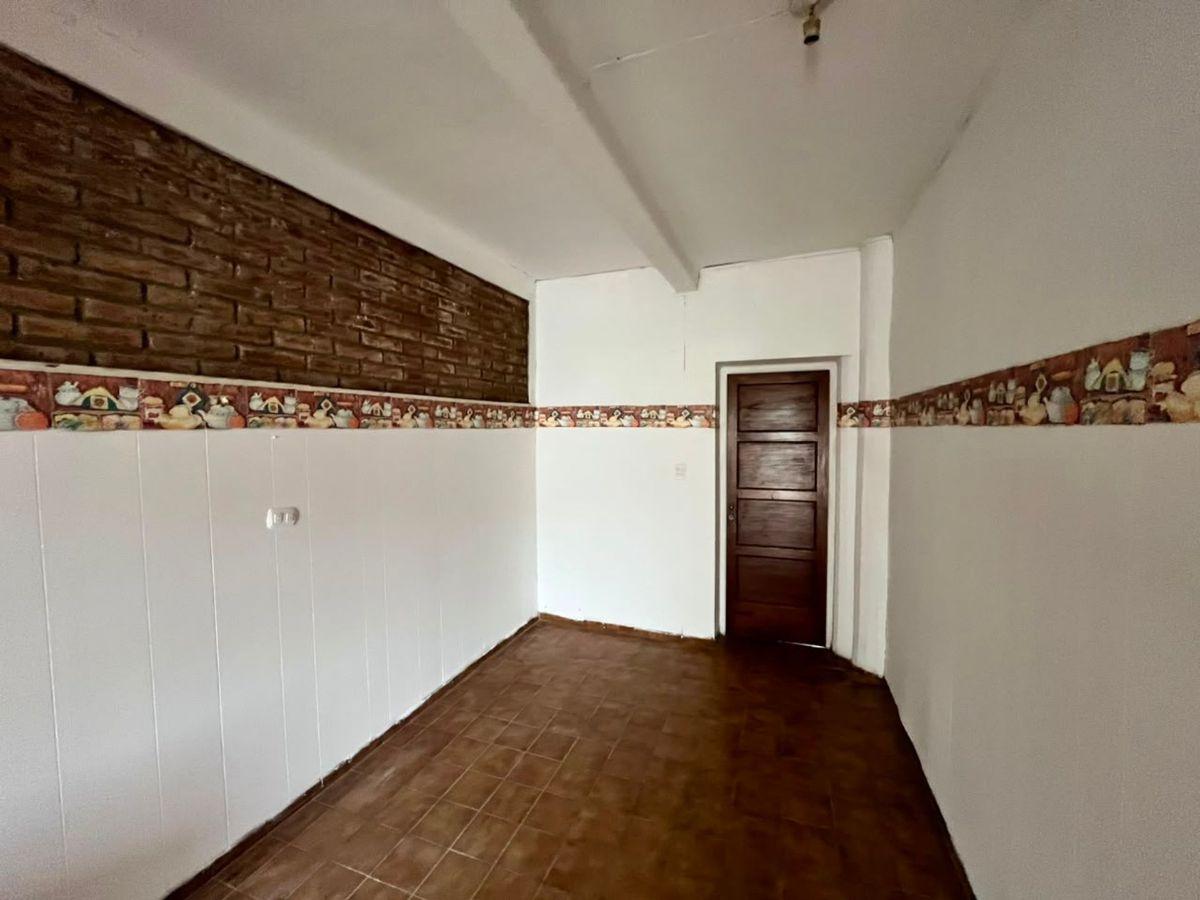 Foto de REMAX VENDE CASA 2 DORM EN BARRIO LAS FLORES, imagen 2