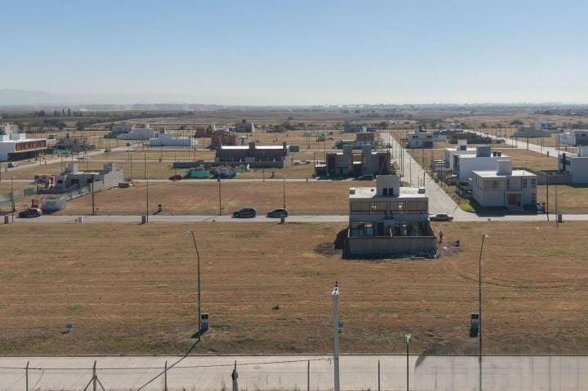 Foto de LOTE DE 348M2 APTO DUPLEX EN CAMPOS DE MANANTIALES, imagen 3
