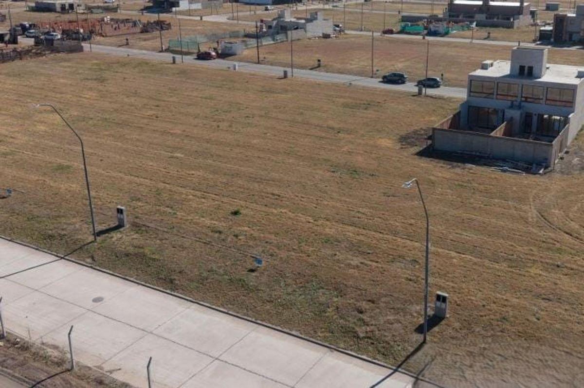 Foto de LOTE DE 348M2 APTO DUPLEX EN CAMPOS DE MANANTIALES, imagen 5