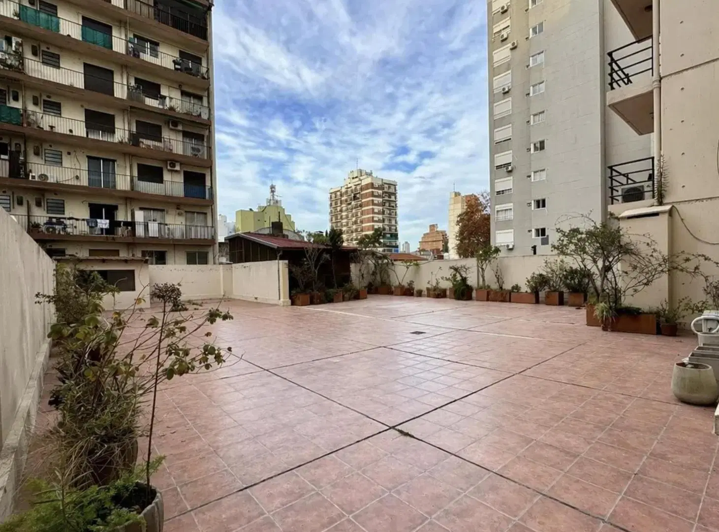 Alquiler SUPER DEPARTAMENTO con gran terraza// Muy luminso, quincho con parrilla 2