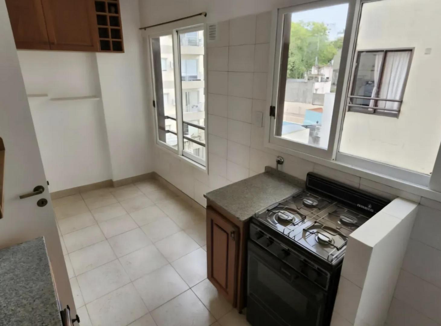 Foto de Alquiler departamento tres ambientes con cochera // Muy luminoso, imagen 1