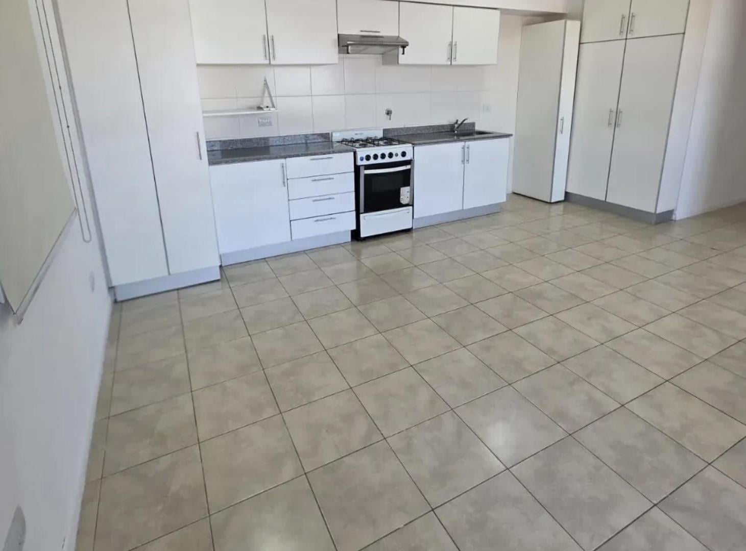 Foto de Alquiler departamento de 3 ambientes con cochera, imagen 2