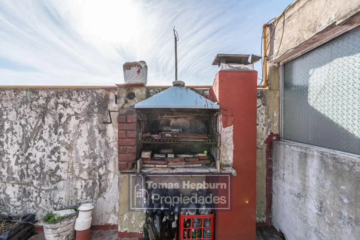 Venta PH 4 ambientes a refaccionar en Lugano con patio, balcón y terraza sin expensas 2