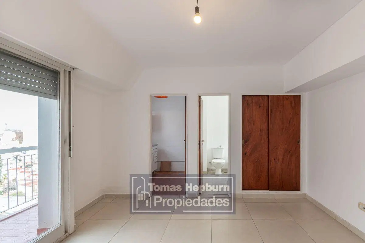 Alquiler monoambiente en Villa Luro con balcón en piso alto y apto profesional 2