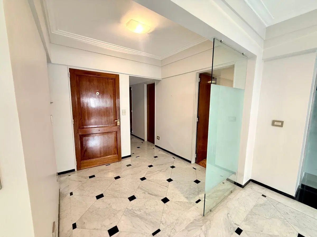 Amplio piso de 4 ambientes || 3 dormitorios | Escritorio | Dependencia | Con cochera y baulera 5