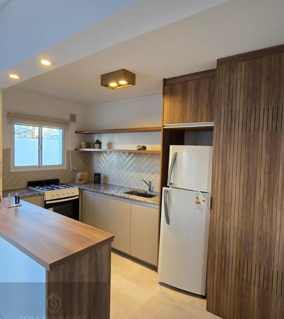 Foto de OPORTUNIDAD RETASADO | 2 Ambientes con Balcón y Cochera | Plaza Mitre, imagen 3
