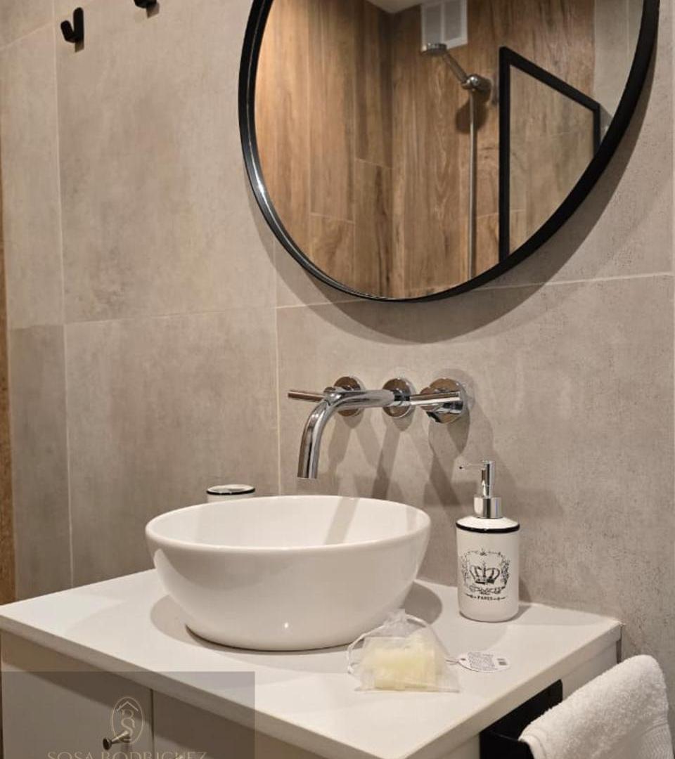Foto de OPORTUNIDAD RETASADO | 2 Ambientes con Balcón y Cochera | Plaza Mitre, imagen 1