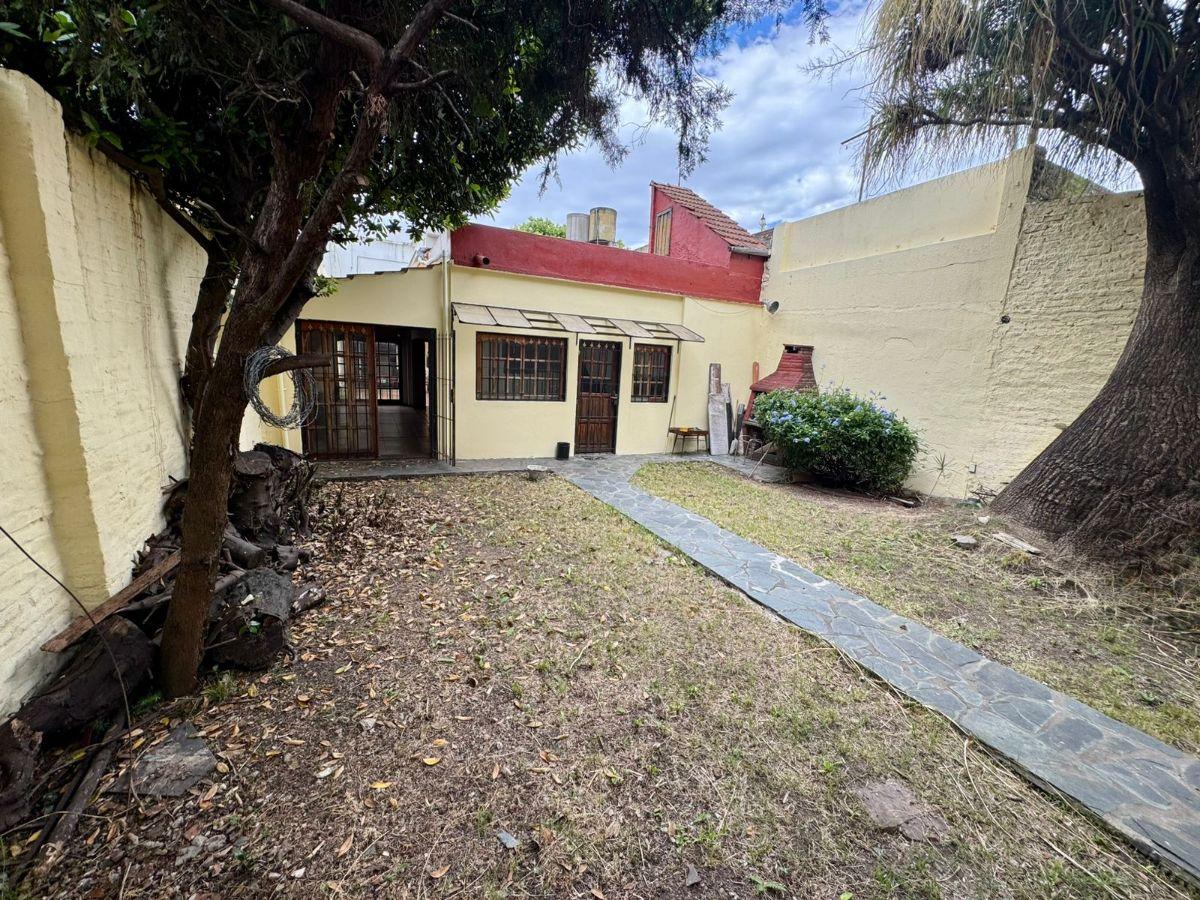 VENTA PH + LOCAL CON COCHERA Y JARDIN TODO EN PLANTA BAJA