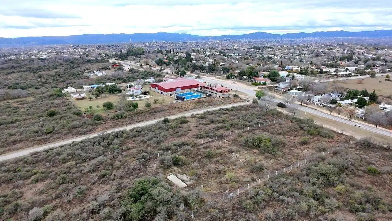 GRAN TERRENO SOBRE MÁS RUTA EN TANTI ZONA ESTADIO 2