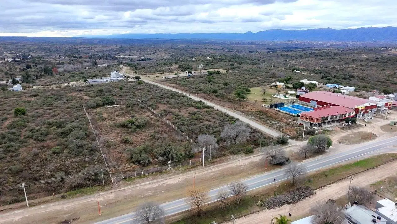 GRAN TERRENO SOBRE MÁS RUTA EN TANTI ZONA ESTADIO 4
