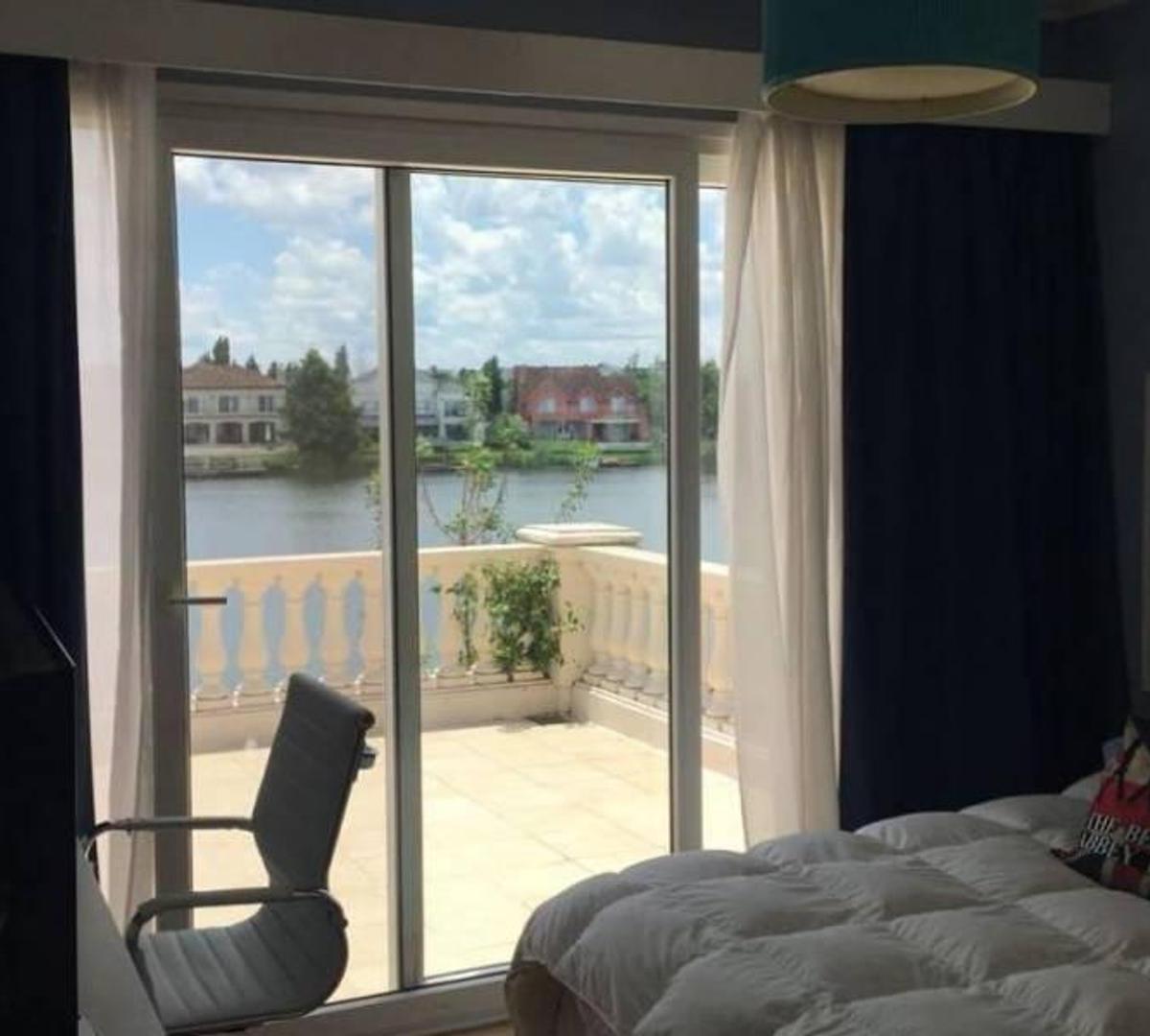 Casa al lago en venta en Castores.