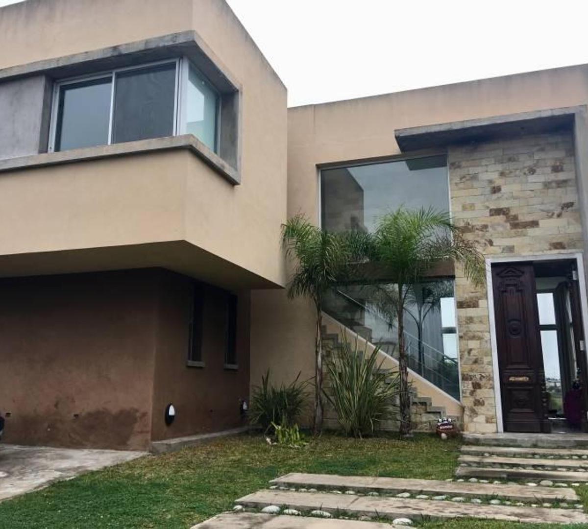 Casa moderna con linda vista al campo en venta en Alisos