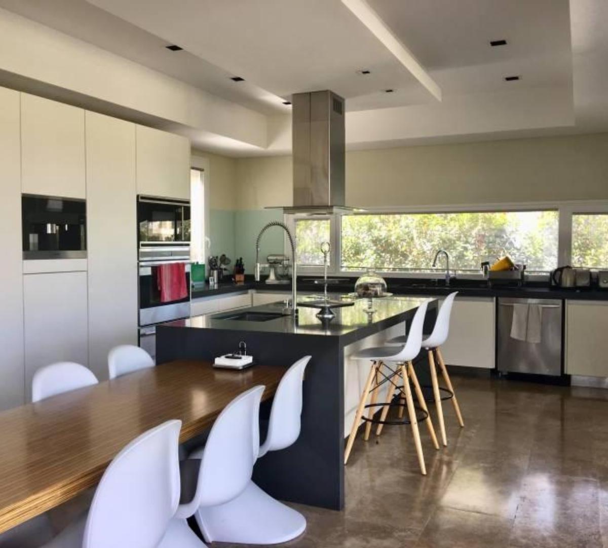 Casa moderna con diseño a la laguna en venta en el Golf
