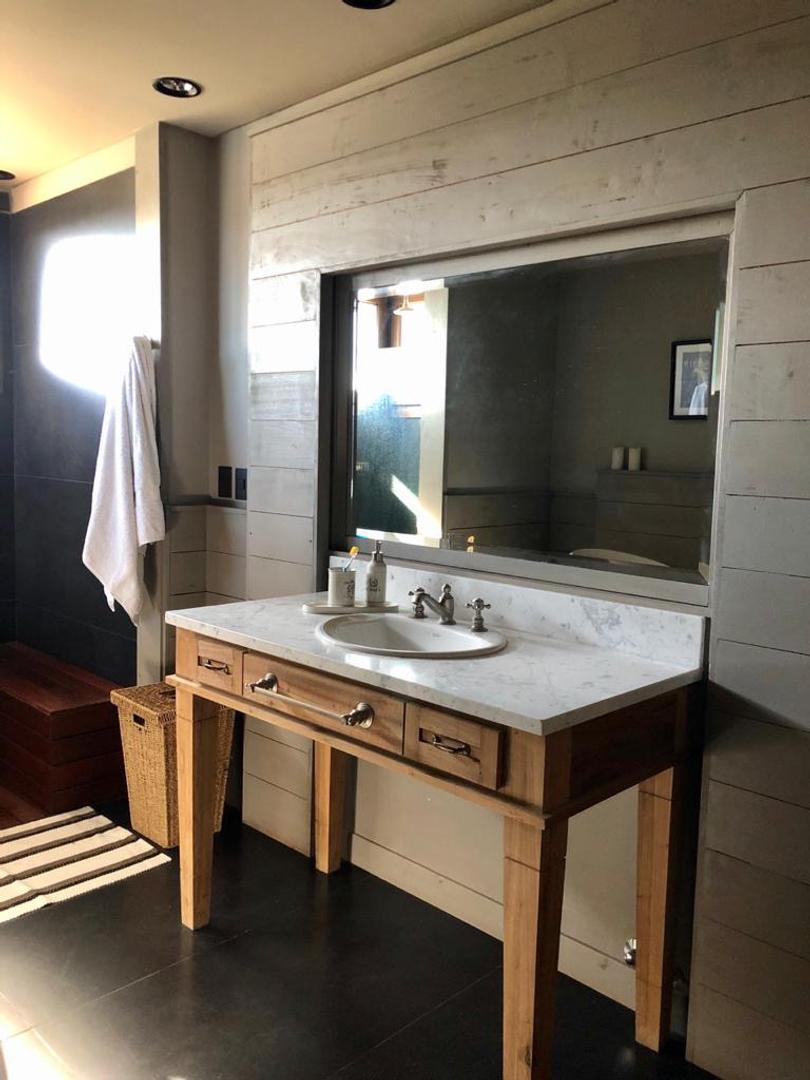 Casa con Amarra y Pileta Climatizada en Venta Albanueva 2