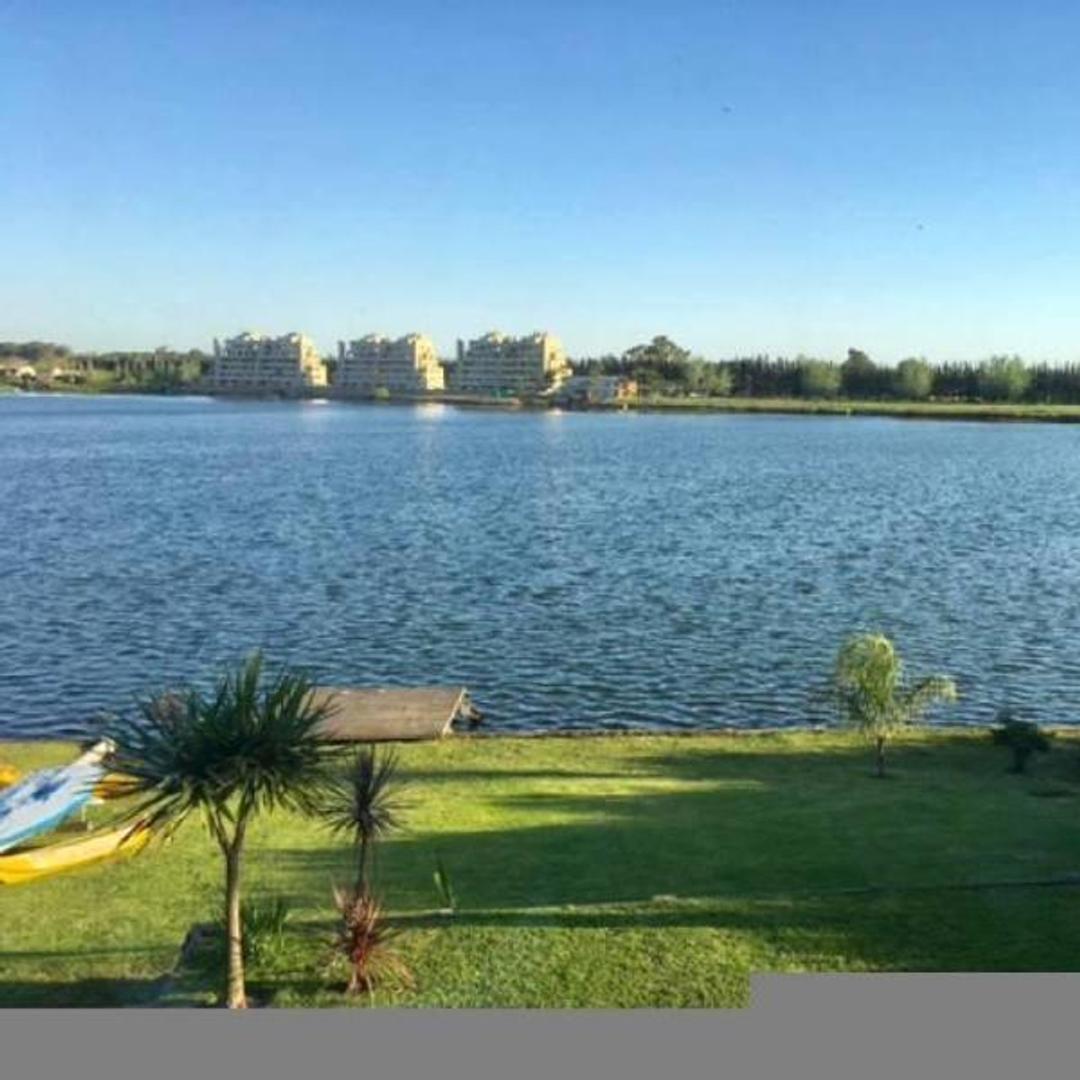 Casa Moderna en Lote a La Laguna en Venta en Sta Clara 3