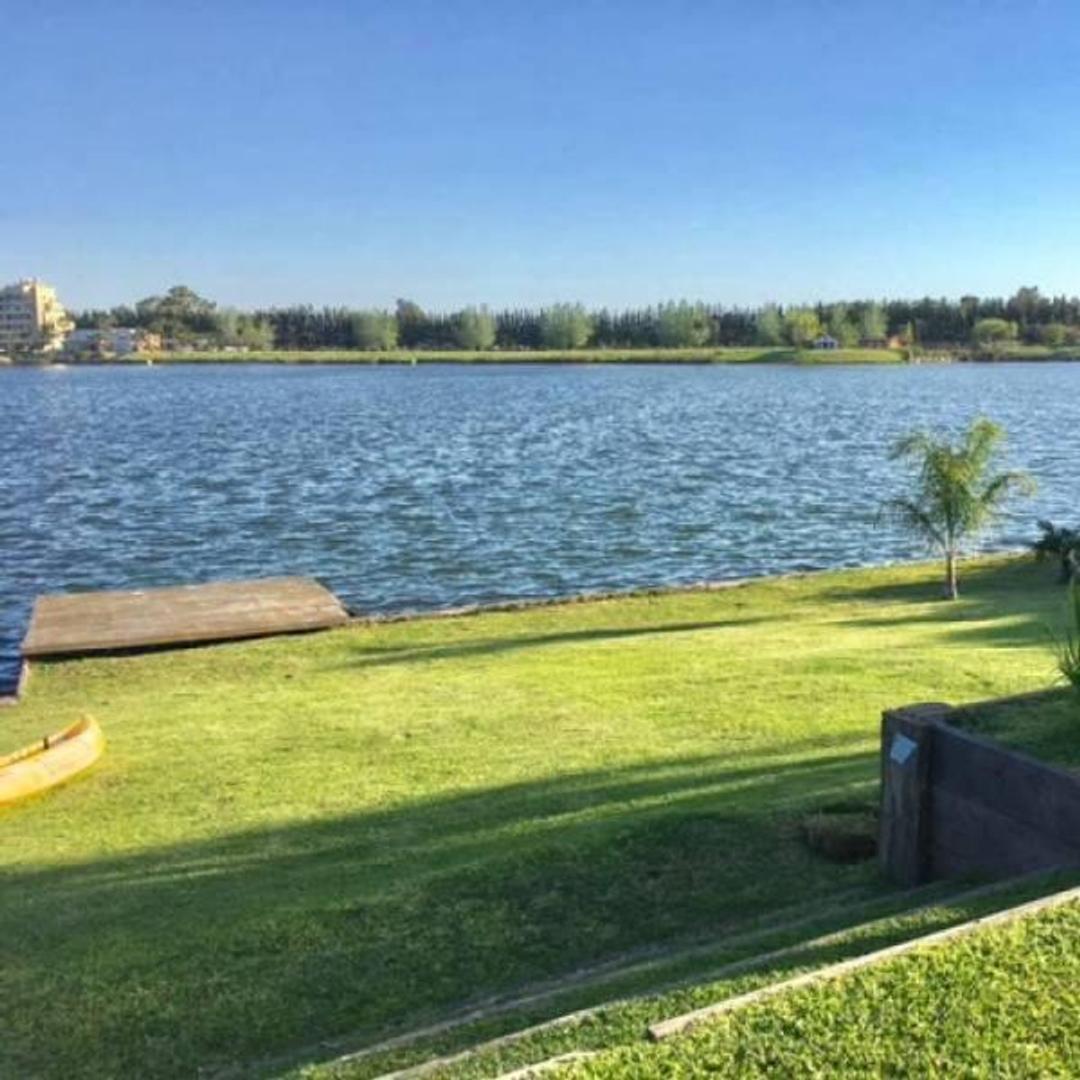 Casa Moderna en Lote a La Laguna en Venta en Sta Clara 2
