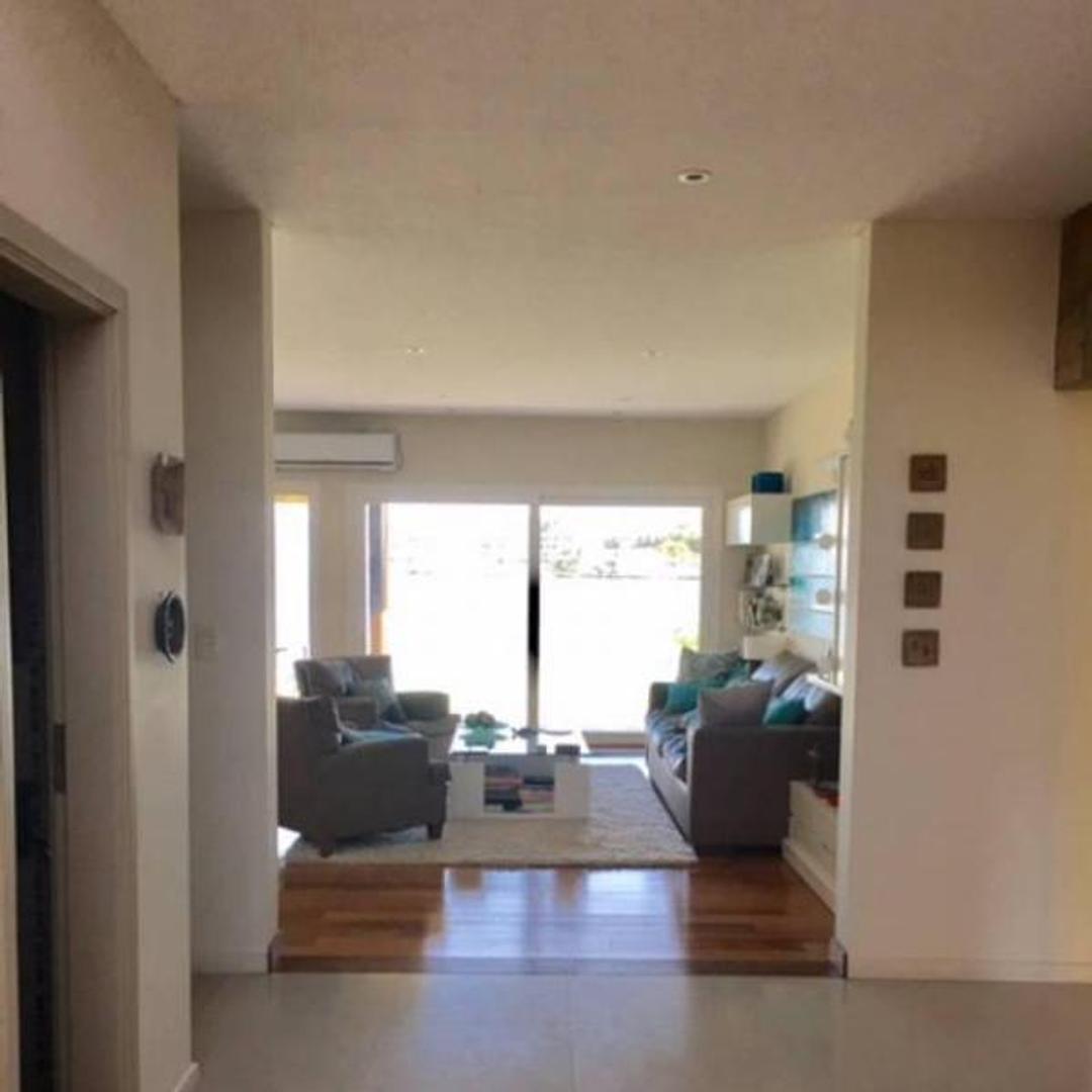 Casa Moderna en Lote a La Laguna en Venta en Sta Clara 3