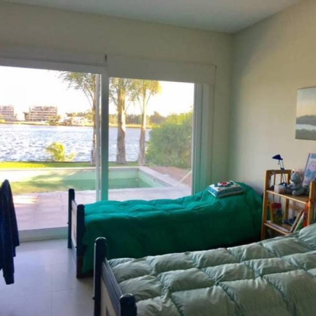 Casa Moderna en Lote a La Laguna en Venta en Sta Clara 5
