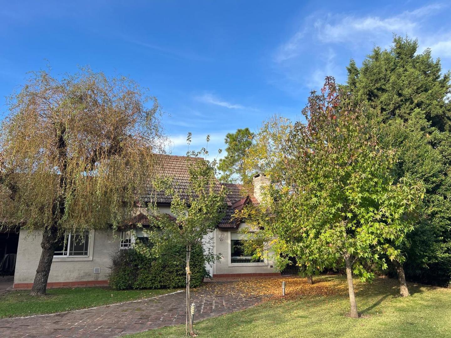 Linda Casa con muy buen jardín!