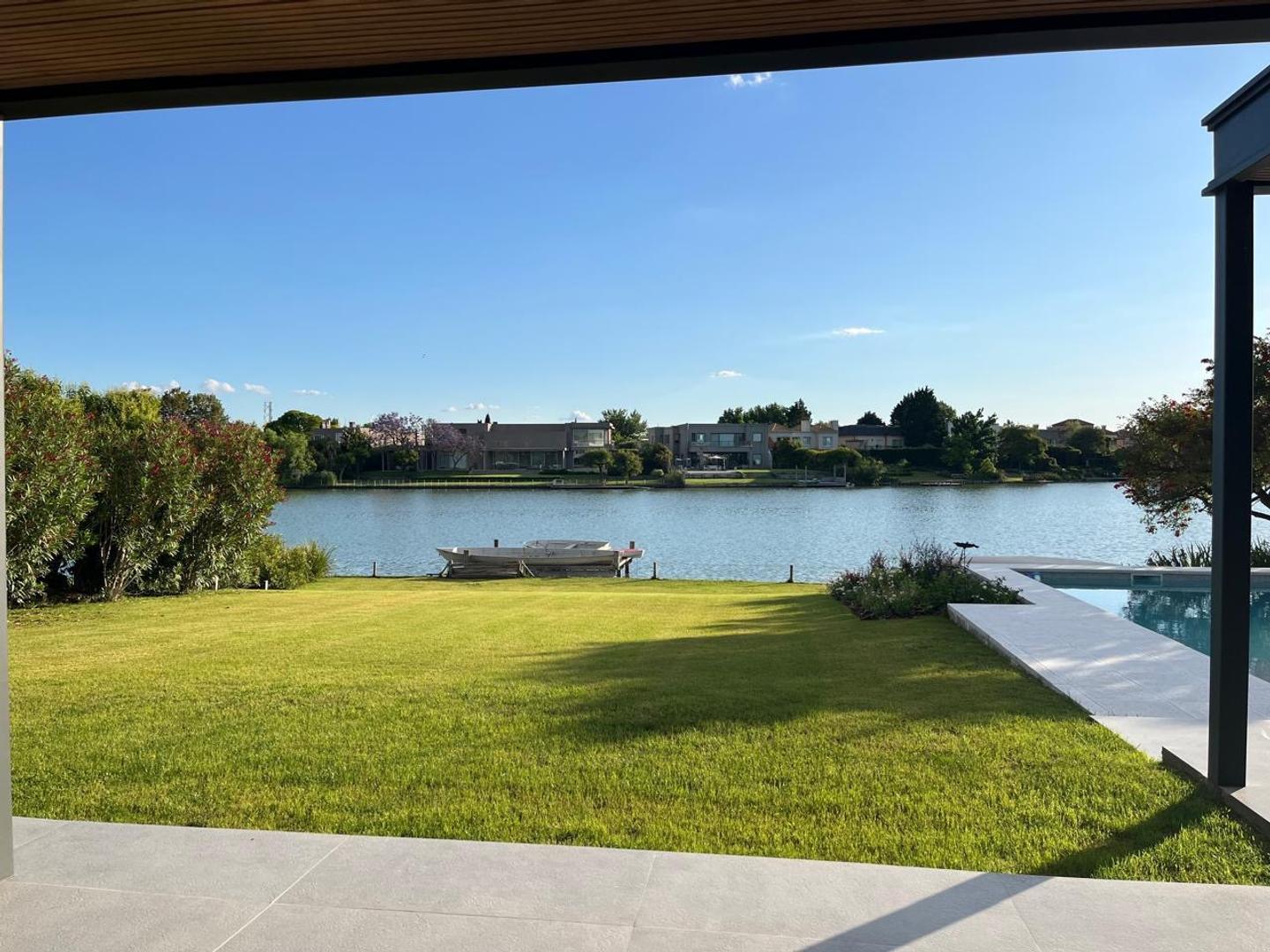 Casa en Alquiler en Barrio Santa Barbara - Al agua! 1200mts