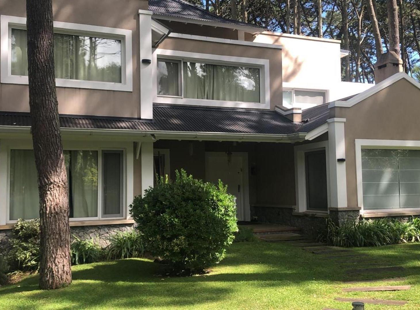Casa en venta a  4 cuadras del mar en Carilo.
