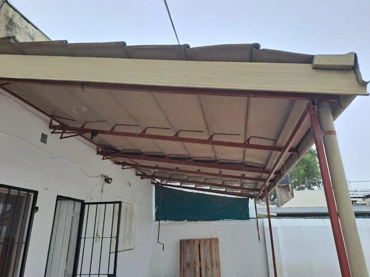 Casa al frente de 2 dormitorios, patio y cochera 5