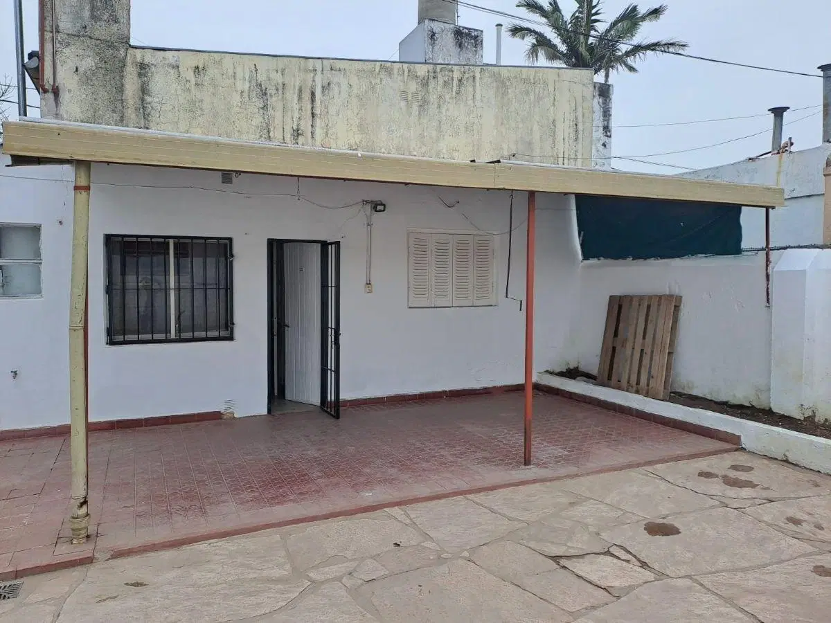 Casa al frente de 2 dormitorios, patio y cochera 3