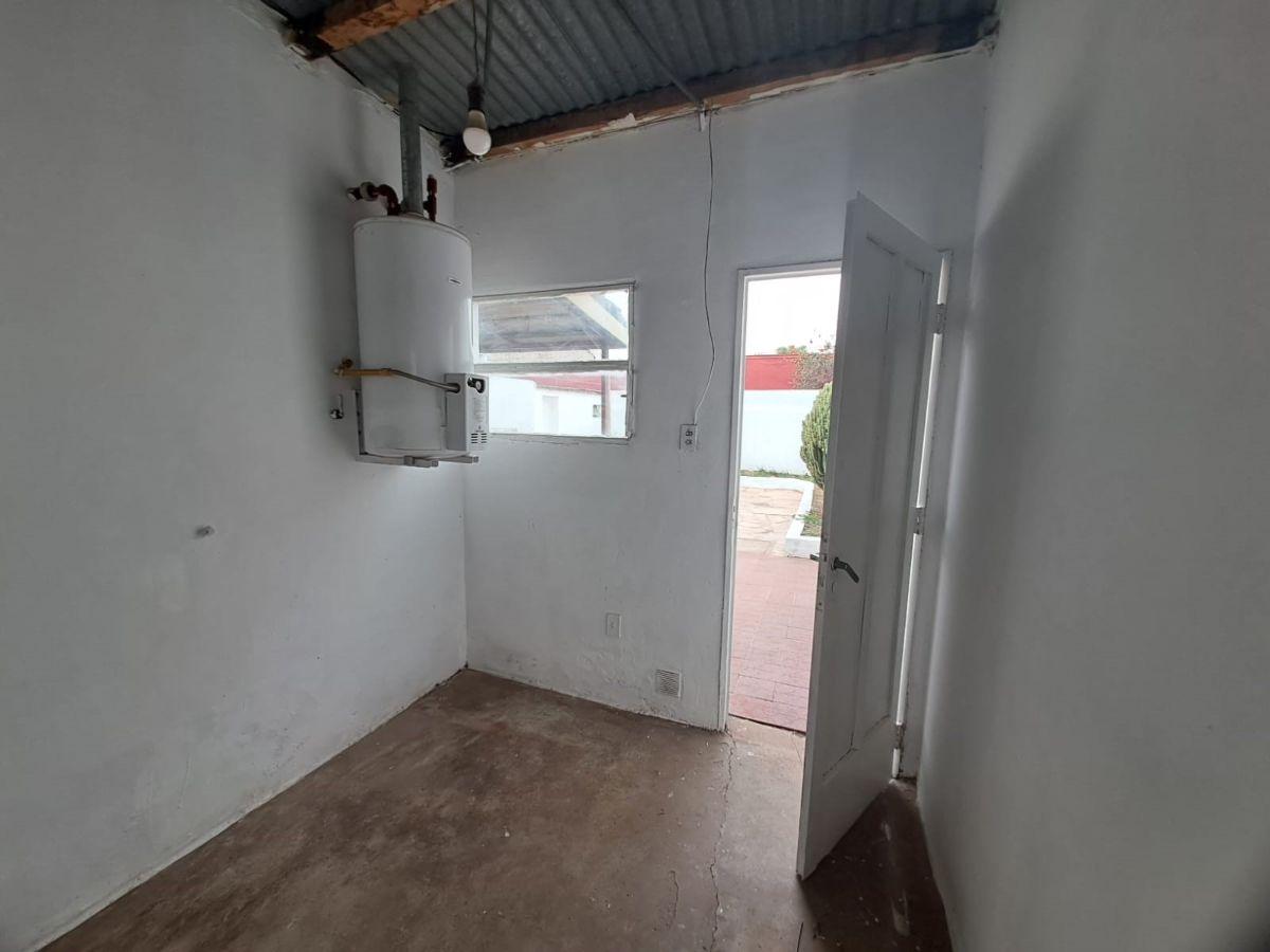 Foto de Casa al frente de 2 dormitorios, patio y cochera, imagen 1