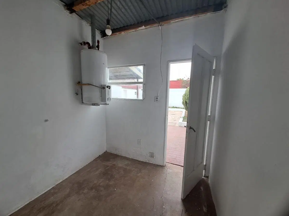 Casa al frente de 2 dormitorios, patio y cochera 1