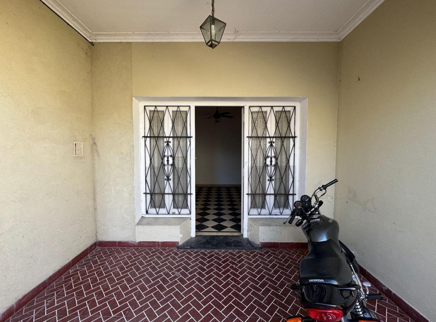 PH 3 dormitorios y patio con verde en venta