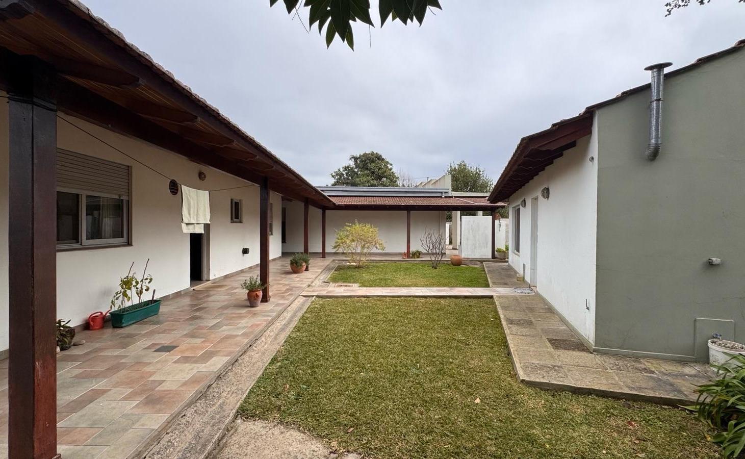 Foto de Casa con gran lote en venta, imagen 2