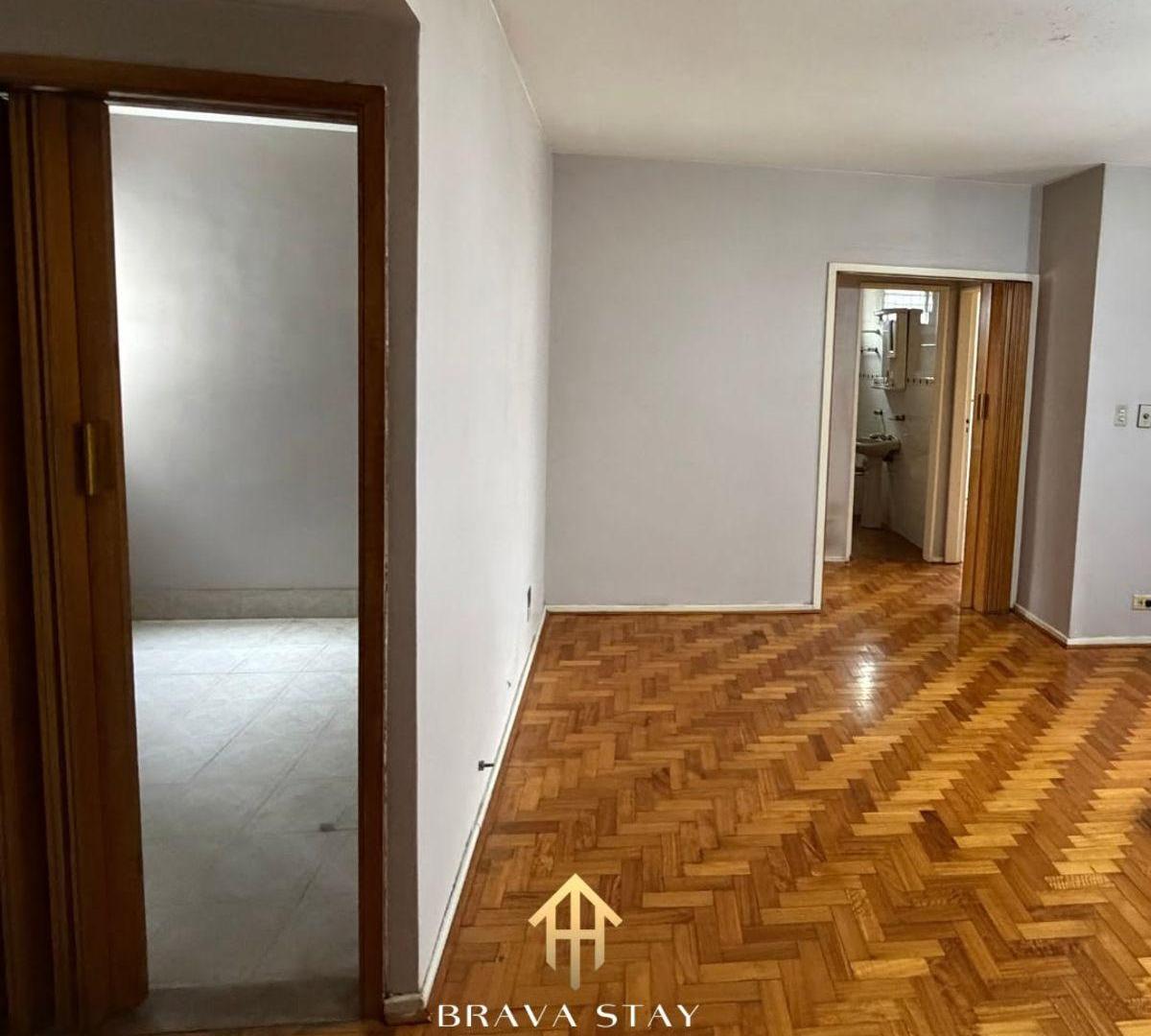 Foto de Departamento a reciclar con balcón corrido y gran potencial en, imagen 2