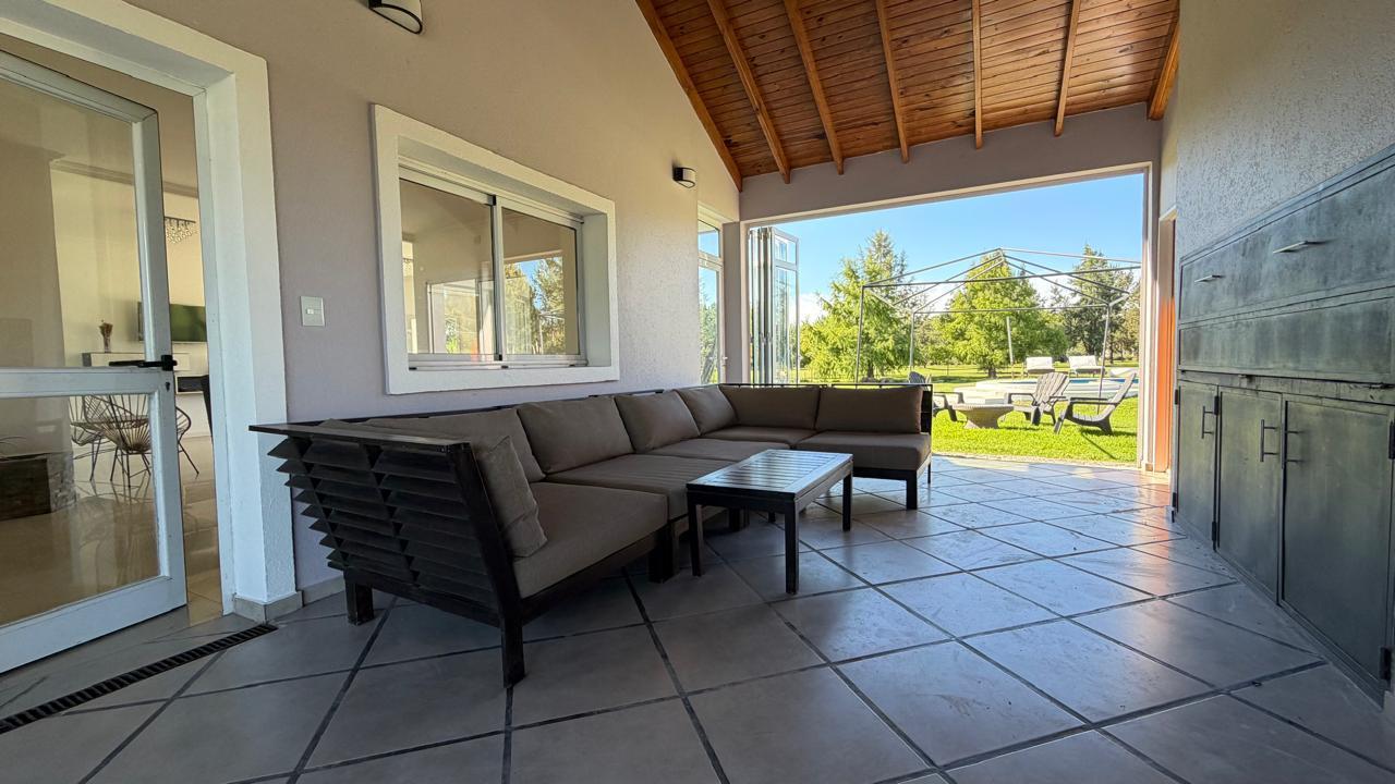 Foto de Casa tipo Chalet 5 ambientes en venta y alquiler en San Vicente, imagen 2
