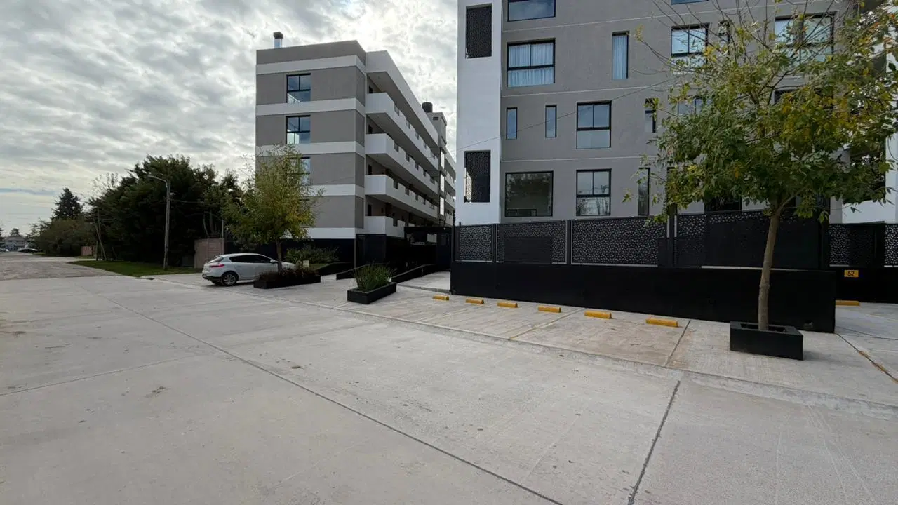 Departamento tipo dúplex en venta de 3 ambientes con patio en Canning 2