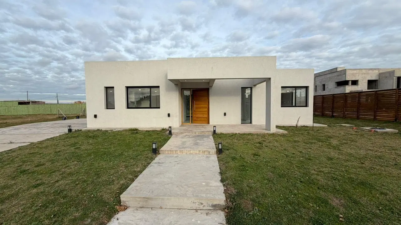 Casa en venta 4 ambientes en barrio privado Lagos de Canning 2