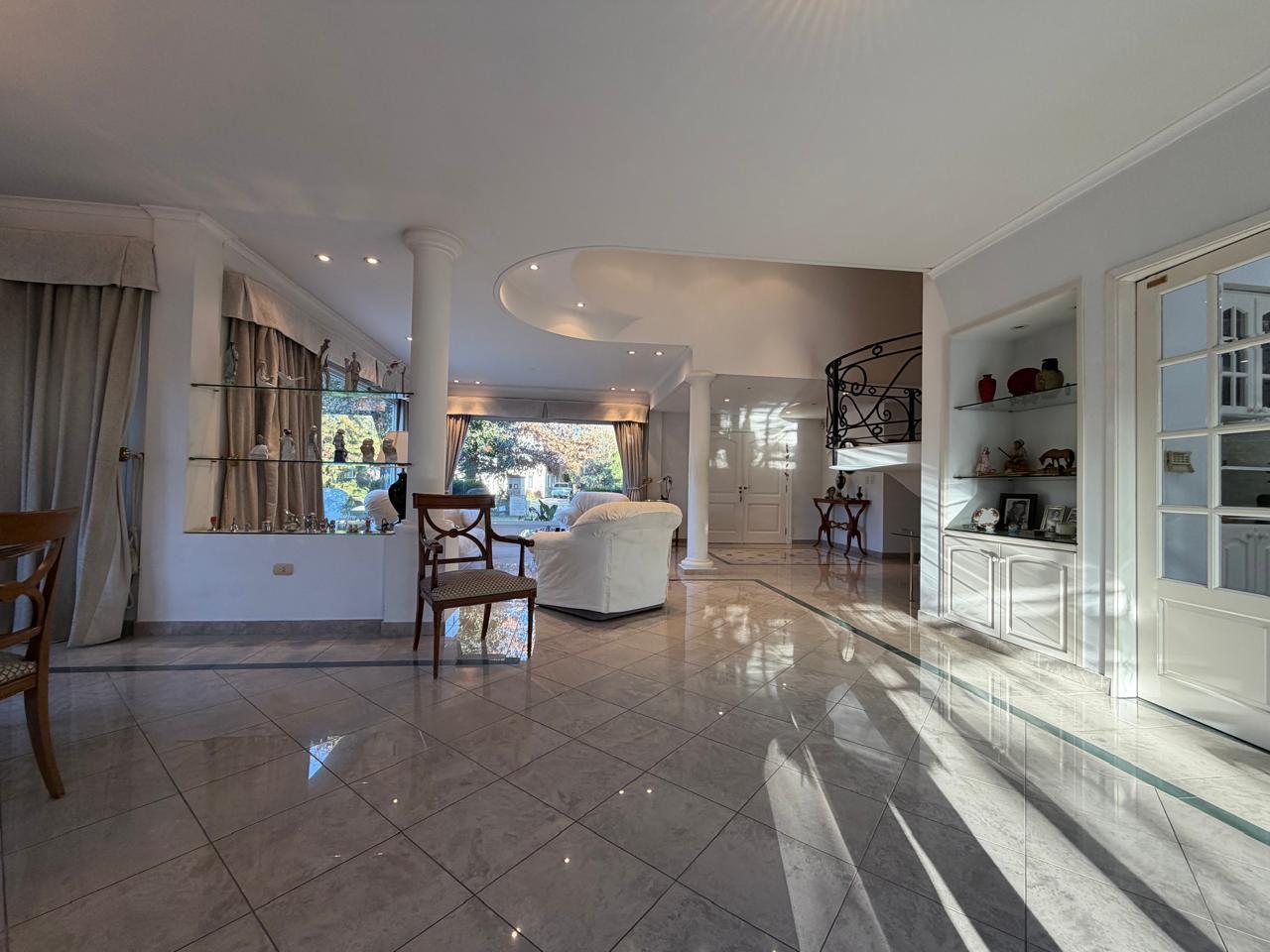 Foto de Casa en venta de 6 ambientes en barrio El Ombú, imagen 3
