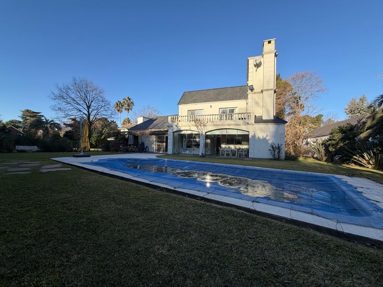 Foto de Casa en venta de 6 ambientes en barrio El Ombú, imagen 3