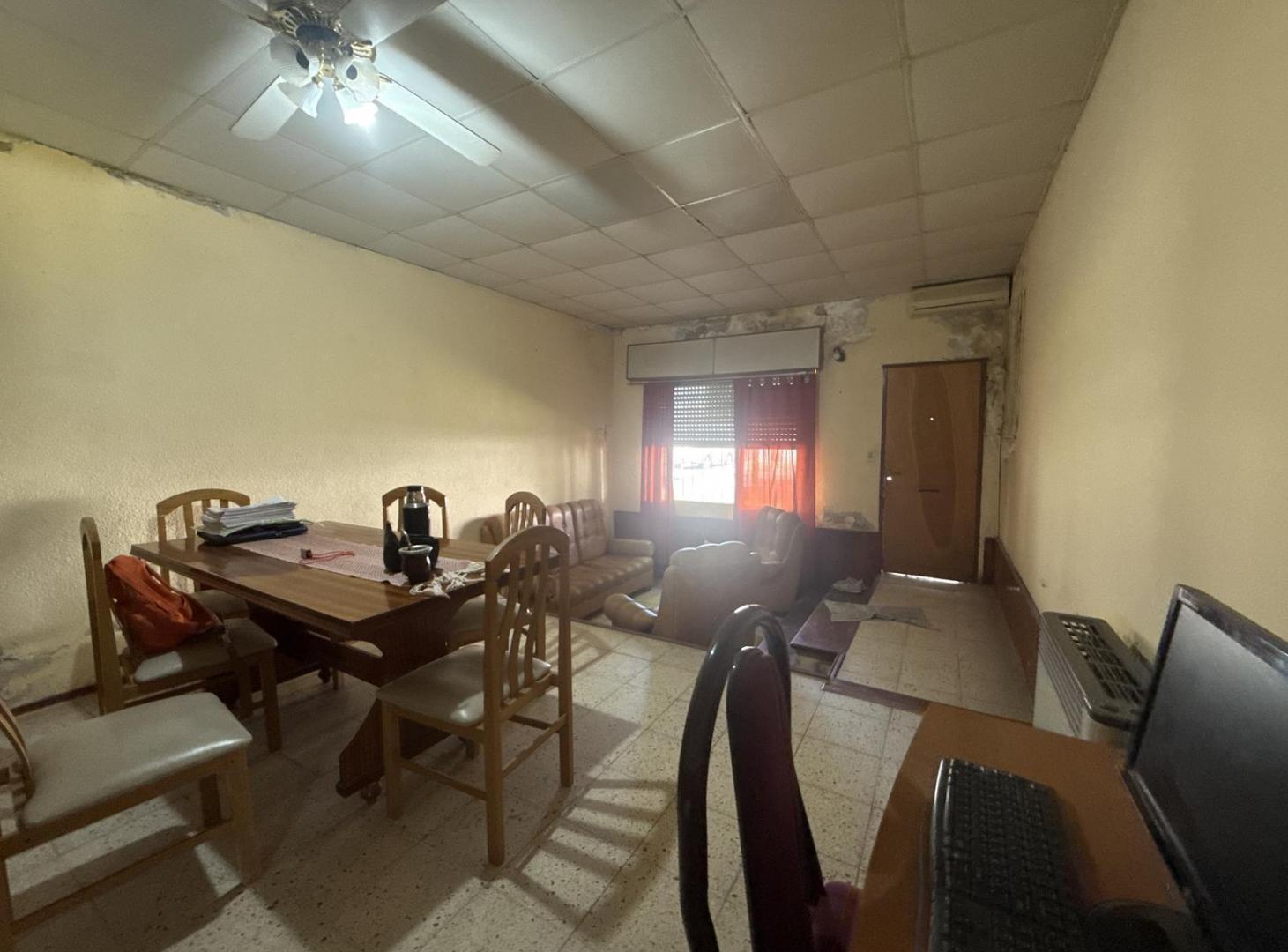 Foto de OPORTUNIDAD VENTA/PERMUTA CASA 2 DORM COCHERA PATIO COCINA GALERIA BAÑO, imagen 1