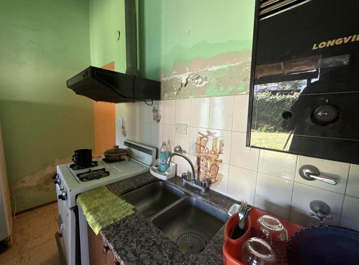 Foto de OPORTUNIDAD VENTA/PERMUTA CASA 2 DORM COCHERA PATIO COCINA GALERIA BAÑO, imagen 2