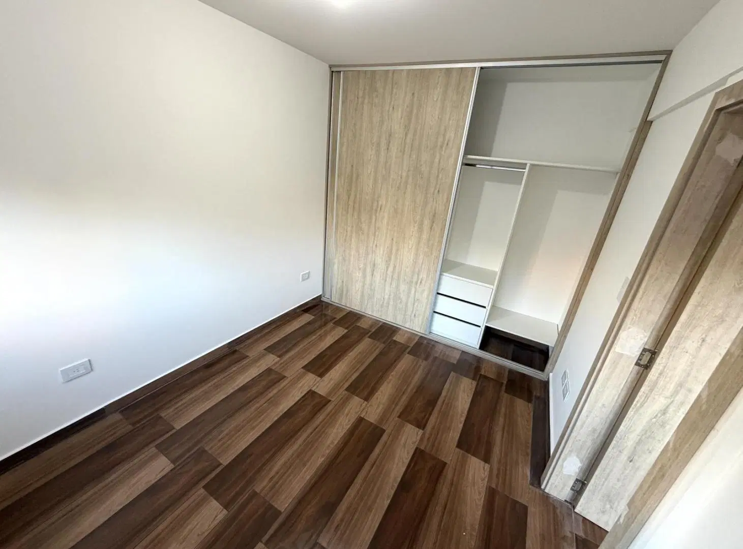 VENTA 1 DORMITORIO CON BALCON VISTA DESPEJADA OPCION COCHERA ZONA RIO 2
