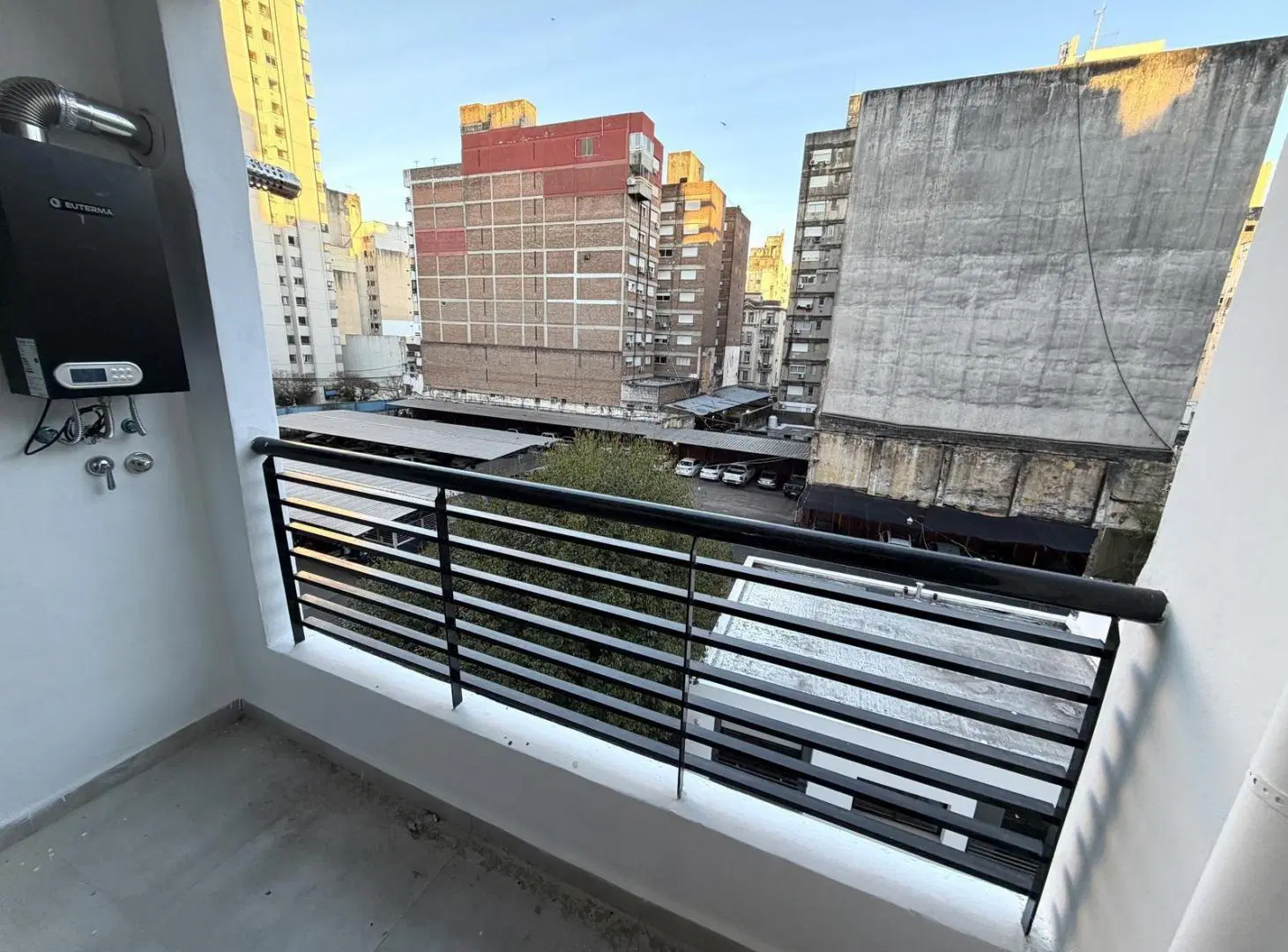 VENTA 1 DORMITORIO CON BALCON VISTA DESPEJADA OPCION COCHERA ZONA RIO 4
